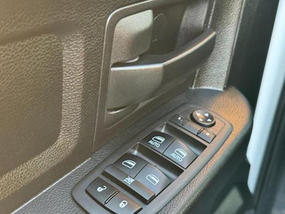 2018 RAM 1500 Express 4x4 Crew Cab Box