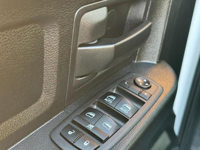 2018 RAM 1500 Express 4x4 Crew Cab Box