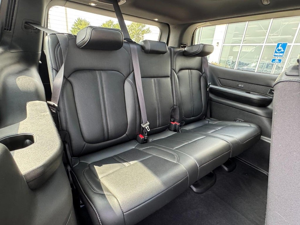 2023 Jeep Wagoneer Base