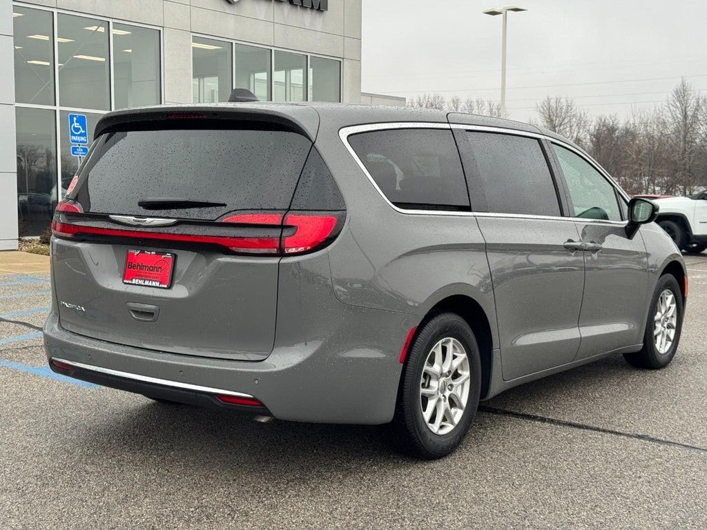 2025 Chrysler Pacifica Select